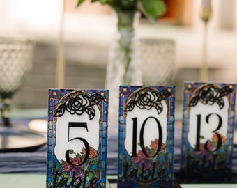 Números de mesa em estilo vitral: decoração de casamento medieval em acrílico