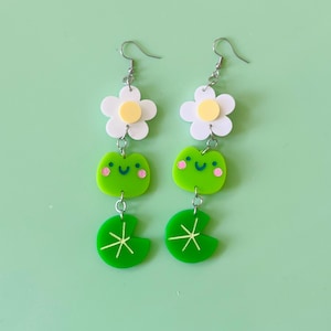 Pendientes de flor de nenúfar con rana acrílica, divertidos pendientes colgantes hechos a mano y cortados con láser.