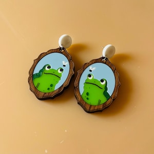 Pendientes de rana enmarcados, pendientes de rana con marco de madera acrílica, ranita, pendientes con imagen, pendientes grandes, pendientes de acrílico cortados con láser