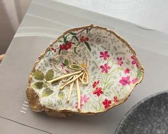 Garden Party - Recycled Oyster Shell Trinket Dish for jewelry & rings. A unique gift for engagement, brides, bridesmaids and mothers!