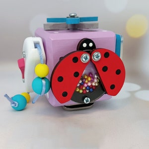 Cube d'activités, cube occupé de voyage, commutateur de tableau occupé, cadeau pour fillette de 1 an, jouet agité, tout-petit tableau occupé, petit cadeau pour bébé, premier anniversaire
