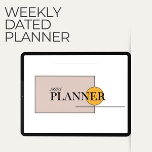 Peut inclure: L'écran d'une tablette numérique affiche un modèle de planificateur hebdomadaire daté avec le texte "2025 PLANNER" en noir sur un fond brun clair. Un cercle jaune avec le mot "PLANNER" en noir est partiellement superposé au rectangle brun.