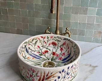 Handgemaltes keramisches Gefäß mit Blumenmuster, handgefertigtes Aufsatzwaschbecken mit Wildblumendesign