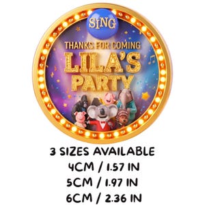 Puede incluir: Un recuerdo de fiesta redondo con personajes de la película "Sing". El diseño incluye el texto "Lila's Party" en letras doradas, rodeado por un borde dorado con luces. Disponible en 3 tamaños: 4cm, 5cm y 6cm.