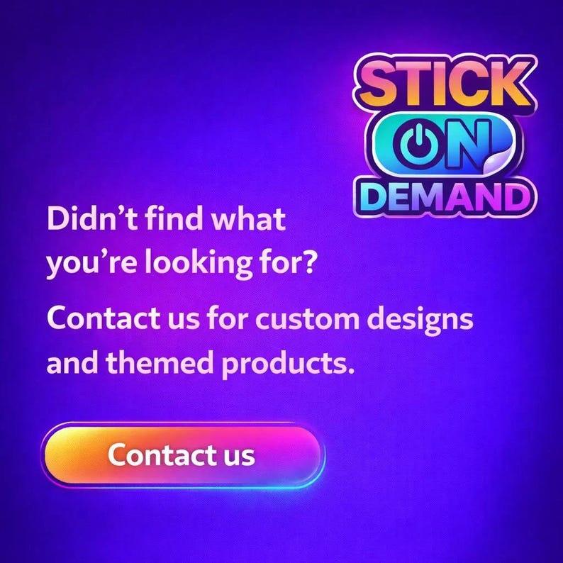 Pu&ograve; includere: Un grafico viola con il testo STICK ON DEMAND e un'icona del pulsante di accensione. Sotto, il testo bianco recita Didn't find what you're looking for? Contact us for custom designs and themed products. Un pulsante sfumato giallo-rosa dice Contact us.