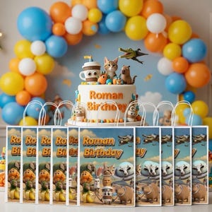 Könnte beinhalten: Eine Geburtstagsparty-Szene mit Kuchen, Luftballons und Geschenktüten. Der weiße Kuchen ist mit Tierfiguren und den Worten "Roman Birthday" verziert. Bunte Luftballons in Blau, Gelb und Orange bilden einen Bogen. Geschenktüten mit Cartoon-Figuren sind im Vordergrund.