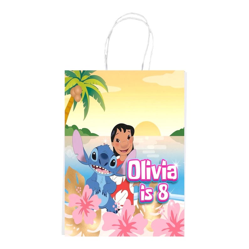 K&ouml;nnte beinhalten: Eine Geschenkt&uuml;te aus Papier mit wei&szlig;en gedrehten Papiergriffen, die eine tropische Sonnenuntergangsszene mit einer Palme, Lilo und Stitch zeigt. Der Text Olivia is 8 ist in rosa und wei&szlig;er Schrift gedruckt. Rosa Hibiskusbl&uuml;ten verzieren den unteren Bereich.