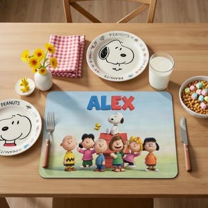 Peut inclure: Ensemble de trois tasses en céramique avec une finition mate et mouchetée. Les tasses sont dans des tons crème, gris clair et gris foncé. Chaque tasse a un design simple et minimaliste, parfait pour le café ou le thé.