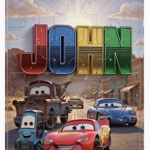 Puede incluir: Un rompecabezas con el nombre "JOHN" en letras 3D coloridas. La imagen del rompecabezas muestra personajes de la película "Cars" conduciendo por una carretera en un pueblo desértico, con una puesta de sol al fondo.