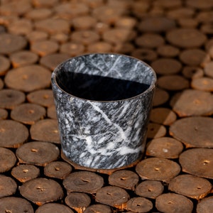 Modernes Design aus Marmor Mehrzweckbecher, dekorativer Marmortischbecher, handgefertigtes Trinkgeschirr, Marmorbecher in weißem und schwarzem Muster, handgemachtes Geschenk