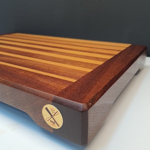 Handgemaakte houten snijplank, uniek design. Je bestelling kan worden gepersonaliseerd. Een warm tintje in je keuken op Moederdag en Valentijnsdag.
