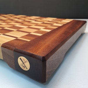 Handgemaakte houten snijplank, uniek design. Je bestelling kan worden gepersonaliseerd. Een warm tintje in je keuken op Moederdag en Valentijnsdag.