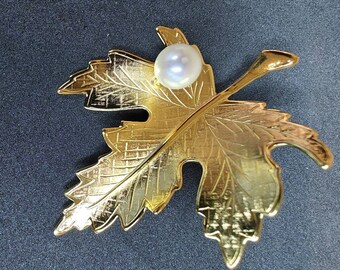 Signed CERRITO ORIGINAL 1980s Maple Leaf Brooch. 22 Karat Gold plated set with a Genuine Japanese Akoya Pearl. Very Rare.