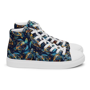 Könnte beinhalten: Weiße High-Top-Canvas-Sneaker mit blauem Hintergrund und einem sich wiederholenden Muster aus goldenen und blauen Meeresschildkröten.