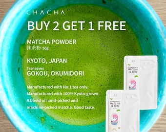 Puede incluir: Un líquido de té matcha verde vibrante en un cuenco azul brillante, acompañado de dos bolsas blancas etiquetadas como Powdered Matcha. El texto en la imagen incluye CHACHA, BUY 2 GET 1 FREE, MATCHA POWDER 50g, KYOTO, JAPAN, Tea leaves GOKOU, OKUMIDORI.