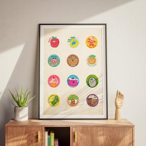 Puede incluir: Una impresión enmarcada con 12 pegatinas circulares de colores con personajes de dibujos animados y frases motivacionales como "Neat!" y "Well Done!" Las pegatinas están dispuestas en una cuadrícula sobre un fondo beige claro.