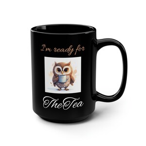 Könnte beinhalten: Schwarze Keramiktasse mit einer weißen Eulenillustration, die eine Tasse Tee hält. Der Text "I'm ready for the tea" ist in Braun und Weiß auf die Tasse gedruckt.
