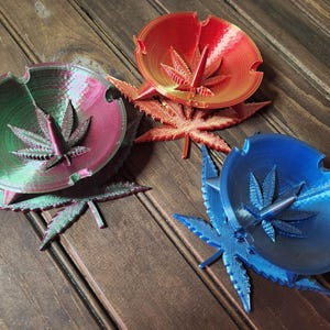 Marijuana Leaf Ashtray & Poker – Custom Colors Available