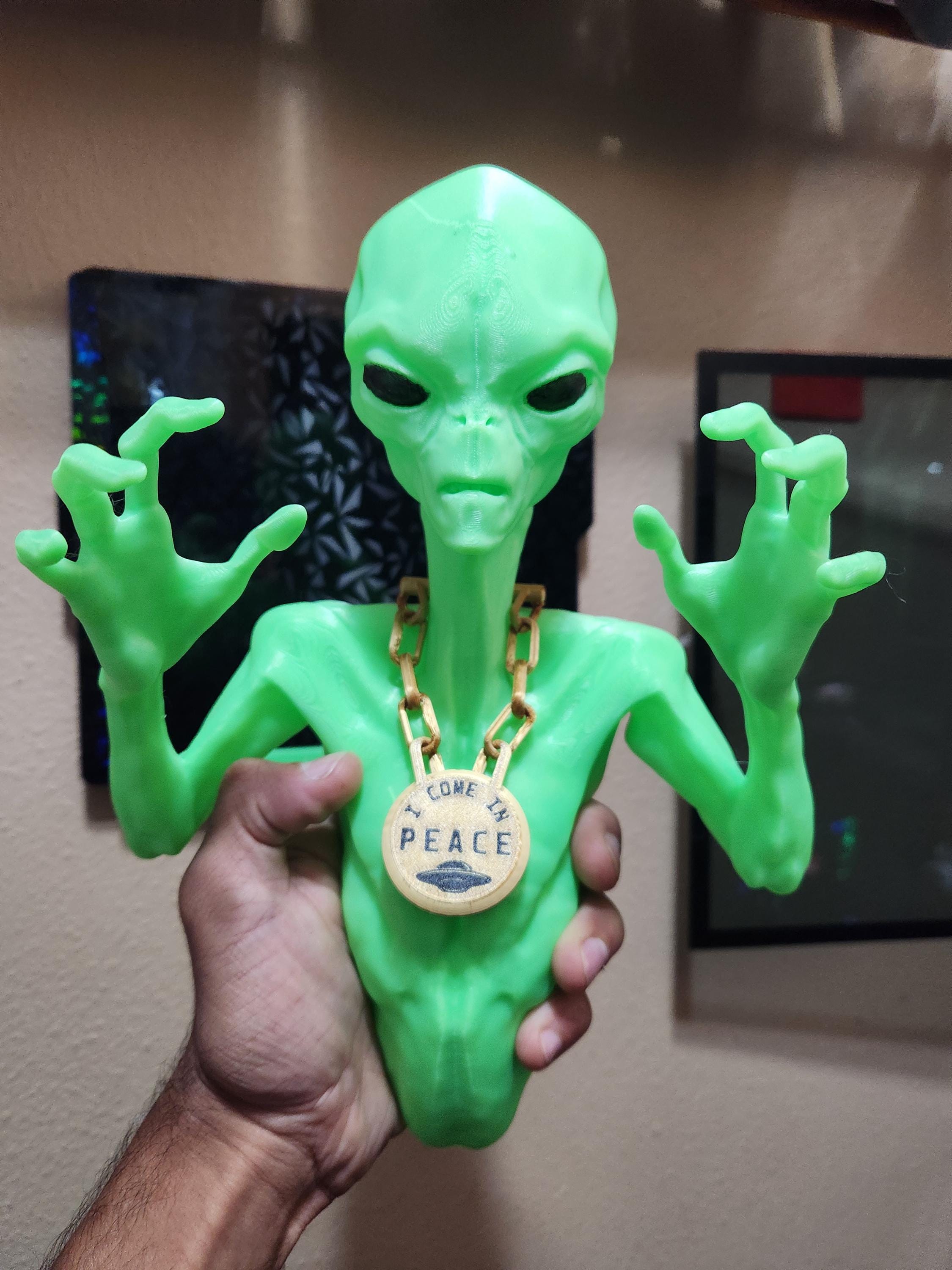 3D Printed Alien Wall Art – Glow in the Dark & Customizable!