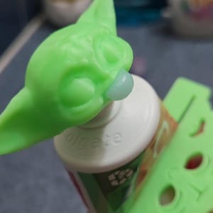 Dispensador de pasta de dientes con tapa y exprimidor de Baby Yoda que brilla en la oscuridad