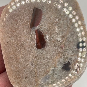 Piedra de pudín de Michigan - Losa pulida - Trozos de pedernal, jaspe rojo, feldespato y cuarzo
