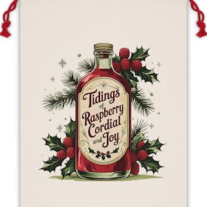 Può includere: Un sacchetto regalo color crema con coulisse, con un'illustrazione vintage di una bottiglia di cordiale al lampone. La bottiglia è circondata da agrifoglio e rami di pino, con la scritta "Tidings of Raspberry Cordial and Joy". Coulisse rosse.