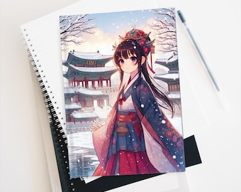 Könnte beinhalten: Ein Spiralnotizbuch mit einer farbenfrohen Anime-Illustration einer Frau in traditioneller koreanischer Hanbok-Kleidung. Das Kunstwerk zeigt eine verschneite Szene mit einem Palast im Hintergrund. Das Notizbuch liegt auf anderen Notizbüchern und einem Stift.