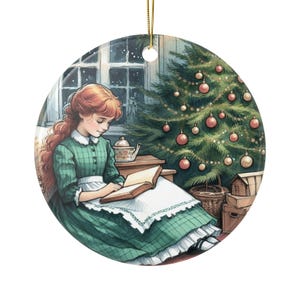 Puede incluir: Una joven con cabello rojo se sienta junto a un árbol de Navidad, leyendo un libro. Lleva un vestido de cuadros verdes y un delantal blanco. El árbol está decorado con adornos rojos y dorados.