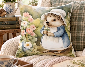 Kissen mit Tiggy-Winkle-Motiv, Igelkissen inspiriert von Beatrix Potter, Kinderzimmerdeko im Cottagecore-Stil, Waldmotiv-Kissen aus Bilderbüchern, Geschenk für Bücherwürmer