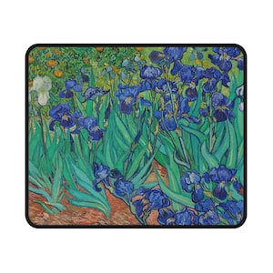 Könnte beinhalten: Ein Gemälde, das ein Feld mit blauen Irisblüten und grünen Blättern zeigt. Die Blumen sind in einem lebendigen, impressionistischen Stil gemalt.