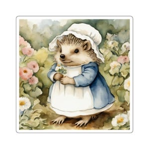 Puede incluir: Adhesivo de acuarela con un encantador erizo vestido con un abrigo azul, un delantal blanco y un gorro, sosteniendo un pequeño ramo de flores. La ilustración está ambientada sobre un fondo de suaves flores rosas y blancas y follaje verde.