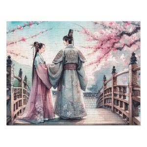 Può includere: Un dipinto ad acquerello di una coppia in abiti tradizionali coreani in piedi su un ponte. L'uomo indossa una veste blu e grigia con un cappello nero, e la donna indossa una veste rosa e bianca. Il ponte è in legno e ha una ringhiera. Sullo sfondo ci sono fiori di ciliegio.