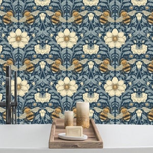 Peut inclure: Un papier peint floral bleu et blanc avec un motif répétitif d'abeilles et de fleurs. Le papier peint est parfait pour une salle de bain ou une cuisine.