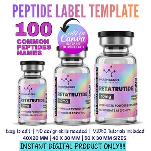 Op de afbeelding: Een digitaal peptide-etiketsjabloon met drie doorzichtige glazen flesjes met zwarte doppen en holografische etiketten. De etiketten tonen de tekst PHARMACORE PEPTIDES, RETATRUTIDE, 10mg, LYOPHILIZED POWDER en REFRIGERATE AT 2°C-8°C. Bevat 100 veelvoorkomende peptidenamen.