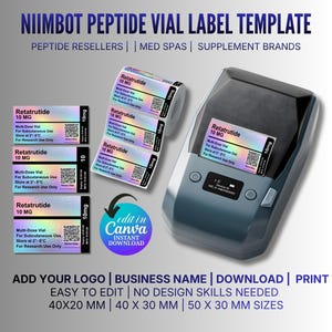 Pode incluir: Um modelo para rótulos de frascos de peptídeos, com o texto "Retatrutide 10 MG" em rótulos holográficos. A imagem inclui uma impressora de rótulos e rótulos em vários tamanhos, com a opção de adicionar um logotipo e um nome comercial.