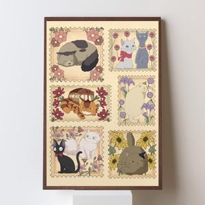 Puede incluir: Una impresi&oacute;n enmarcada con seis ilustraciones de gatos en dise&ntilde;os de sellos postales. Cada sello tiene un borde floral. Los gatos est&aacute;n representados en varios colores y poses, incluyendo gris, blanco y negro, algunos con accesorios.