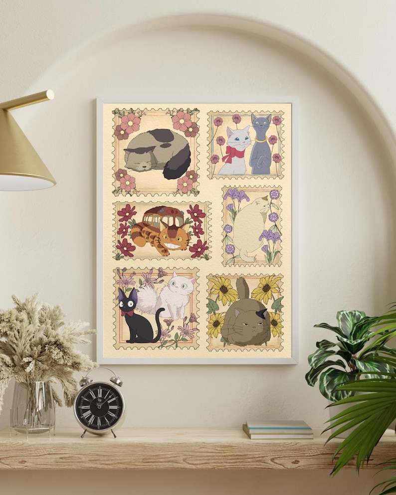 Puede incluir: Un cuadro enmarcado con seis ilustraciones de gatos en estilo de sellos postales. Cada sello presenta un gato diferente, enmarcado por bordes florales en tonos rosa, morado y amarillo. Los gatos var&iacute;an en color y pose, creando una exhibici&oacute;n art&iacute;stica.