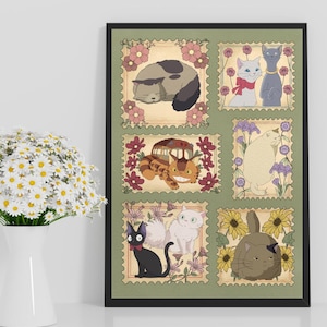 Puede incluir: Un estampado enmarcado con seis dise&ntilde;os de gatos ilustrados que se asemejan a sellos postales. Los gatos est&aacute;n representados en varias poses y colores, rodeados de bordes florales. El estampado est&aacute; sobre un fondo verde y enmarcado en negro.