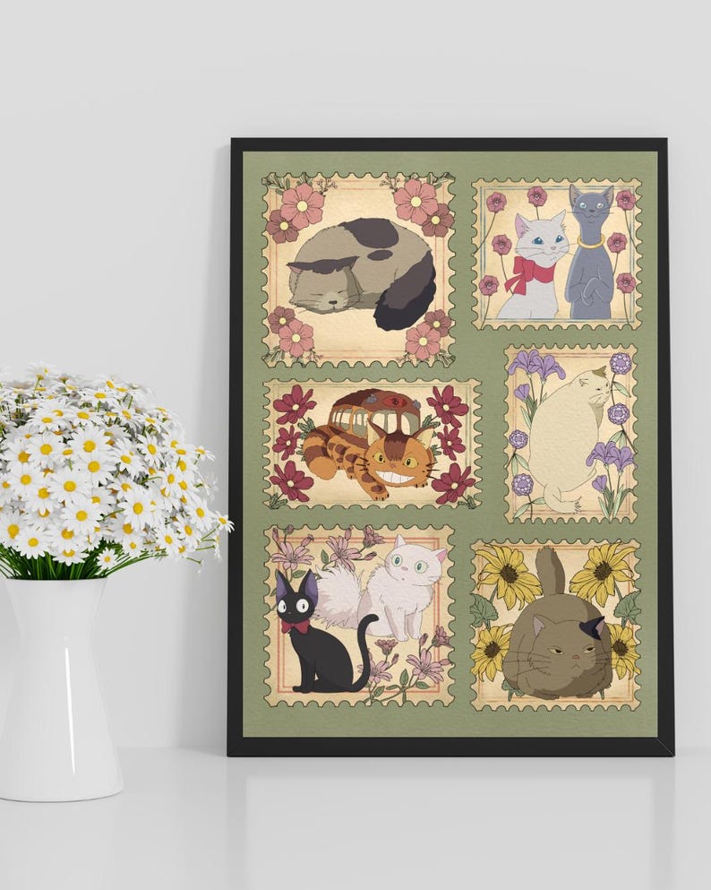 Puede incluir: Un estampado enmarcado con seis dise&ntilde;os de gatos ilustrados que se asemejan a sellos postales. Los gatos est&aacute;n representados en varias poses y colores, rodeados de bordes florales. El estampado est&aacute; sobre un fondo verde y enmarcado en negro.