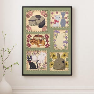 Puede incluir: Un estampado enmarcado con seis ilustraciones de gatos en dise&ntilde;os de sellos postales. Cada sello presenta un gato diferente, rodeado de motivos florales. La paleta de colores incluye marrones, grises, blancos y negros, sobre un fondo verde.
