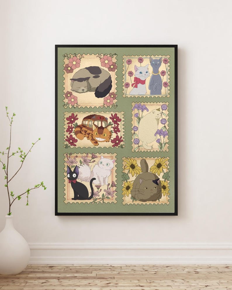 Puede incluir: Un estampado enmarcado con seis ilustraciones de gatos en dise&ntilde;os de sellos postales. Cada sello presenta un gato diferente, rodeado de motivos florales. La paleta de colores incluye marrones, grises, blancos y negros, sobre un fondo verde.