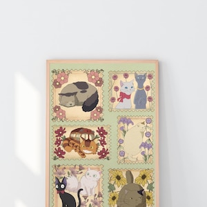 Puede incluir: Una impresi&oacute;n enmarcada con seis ilustraciones al estilo de sellos postales, que representan gatos y un autob&uacute;s con forma de gato. Cada imagen est&aacute; rodeada de dise&ntilde;os florales en tonos rosas, morados y amarillos. La obra tiene un fondo verde claro y un marco de madera.
