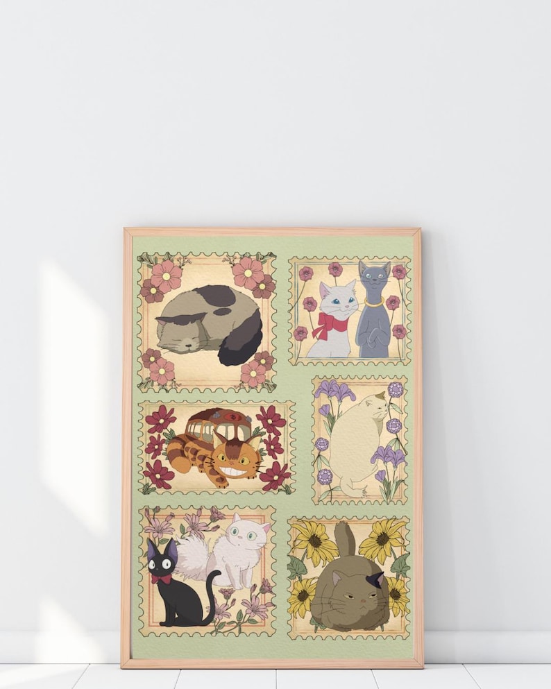 Puede incluir: Una impresi&oacute;n enmarcada con seis ilustraciones al estilo de sellos postales, que representan gatos y un autob&uacute;s con forma de gato. Cada imagen est&aacute; rodeada de dise&ntilde;os florales en tonos rosas, morados y amarillos. La obra tiene un fondo verde claro y un marco de madera.