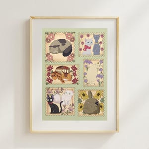 Puede incluir: Una impresi&oacute;n enmarcada con seis ilustraciones al estilo de sellos postales, que representan gatos animados y un autob&uacute;s. Cada sello est&aacute; rodeado de dise&ntilde;os florales. La paleta de colores incluye tonos de verde, marr&oacute;n, gris y blanco. La obra de arte se presenta en un marco de madera clara.