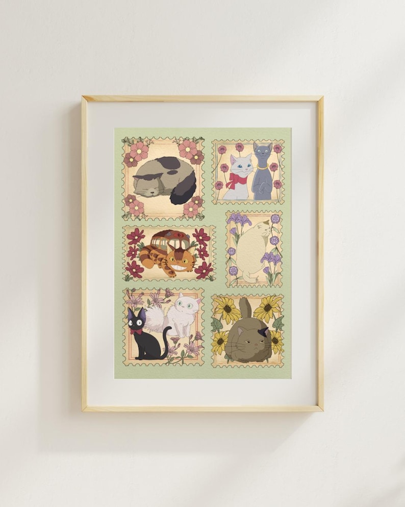 Puede incluir: Una impresi&oacute;n enmarcada con seis ilustraciones al estilo de sellos postales, que representan gatos animados y un autob&uacute;s. Cada sello est&aacute; rodeado de dise&ntilde;os florales. La paleta de colores incluye tonos de verde, marr&oacute;n, gris y blanco. La obra de arte se presenta en un marco de madera clara.