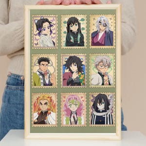Peut inclure: Une affiche encadrée avec neuf illustrations de personnages d'anime, chacune présentée comme un timbre-poste. Les timbres sont disposés en grille sur un fond vert, dans un cadre en bois clair.