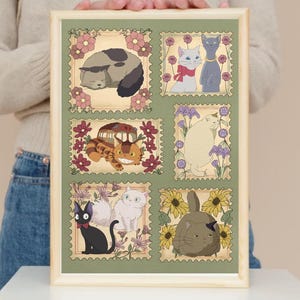 Puede incluir: Una impresi&oacute;n enmarcada con seis ilustraciones de gatos en dise&ntilde;os de sellos postales. Las ilustraciones presentan gatos y un autob&uacute;s con forma de gato, sobre un fondo verde con detalles florales. Los gatos est&aacute;n en diferentes poses y colores.