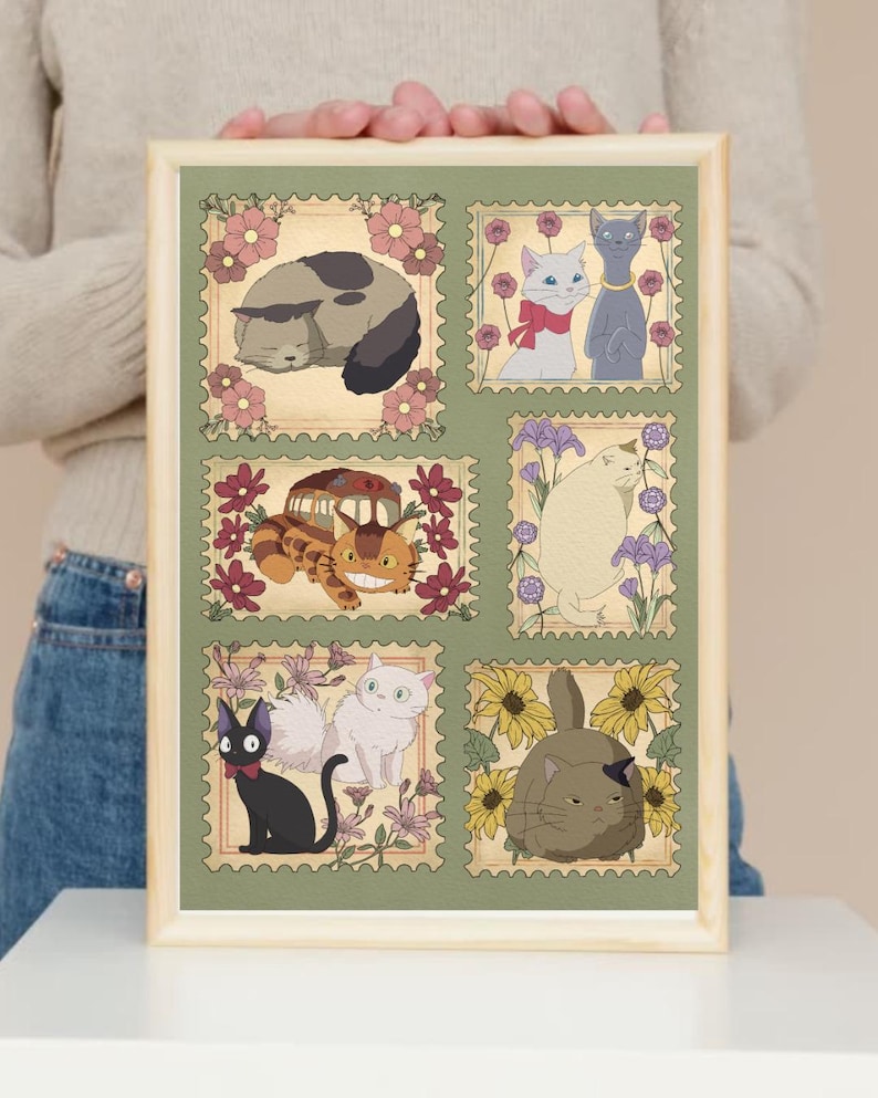 Puede incluir: Una impresi&oacute;n enmarcada con seis ilustraciones de gatos en dise&ntilde;os de sellos postales. Las ilustraciones presentan gatos y un autob&uacute;s con forma de gato, sobre un fondo verde con detalles florales. Los gatos est&aacute;n en diferentes poses y colores.