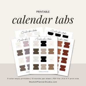 Pode incluir: Abas de calendário imprimíveis em cinco variações de cores. As abas são dispostas em papel branco, com as palavras "calendar tabs" impressas em uma fonte elegante. A imagem também inclui o texto "Modish Planner Studio.com".