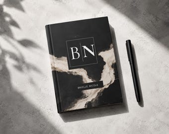 Diario personalizzato con copertina rigida in marmo nero, con iniziali e nome a scelta.